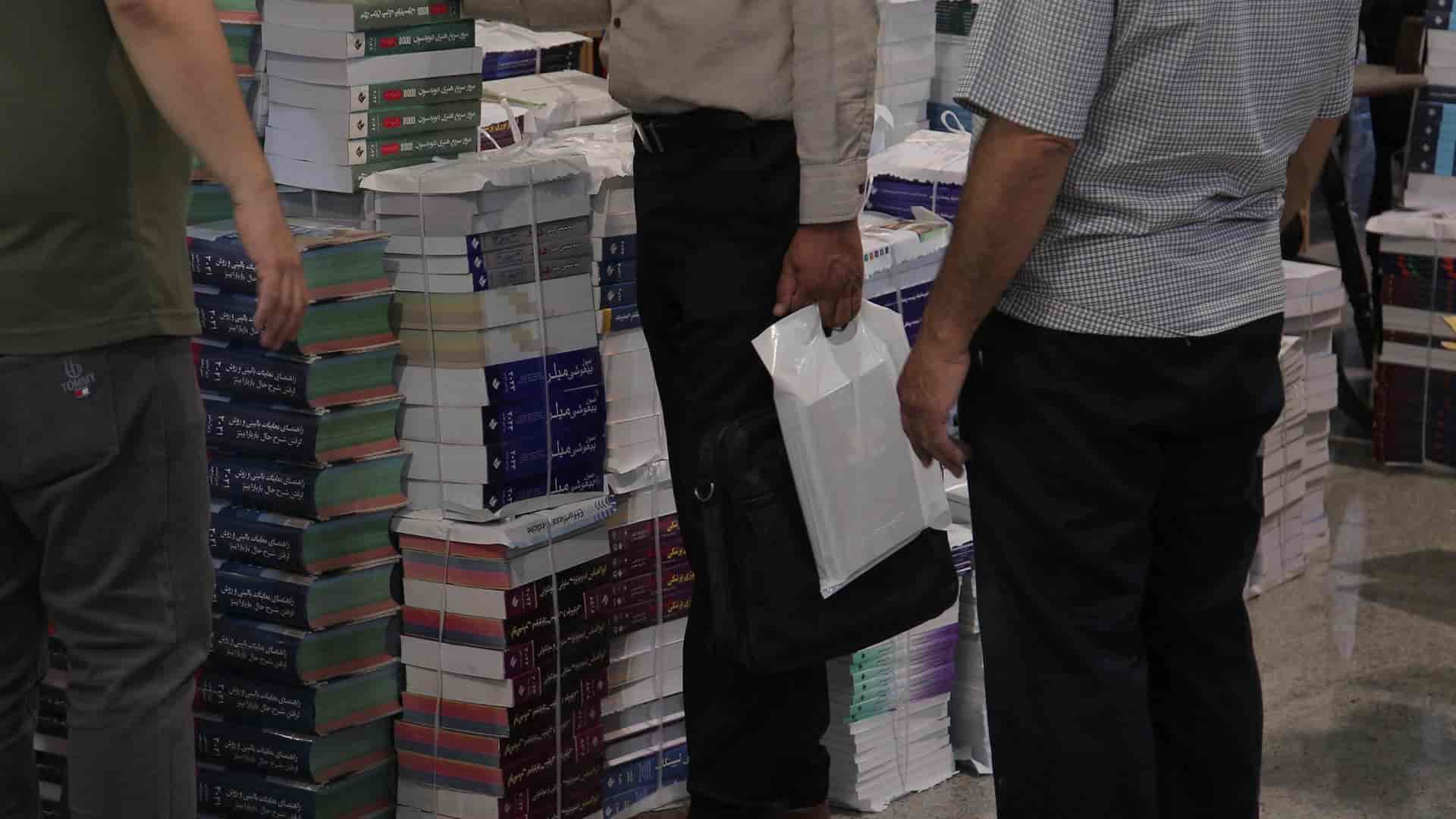 انبوه کتاب ها در نمایشگاه کتاب